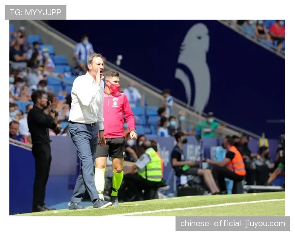 花絮:赛场暖心一幕,小球童为滑倒的客队球员递上毛巾 花絮:赛场暖心一幕,小球童为滑倒的客队球员递上毛巾